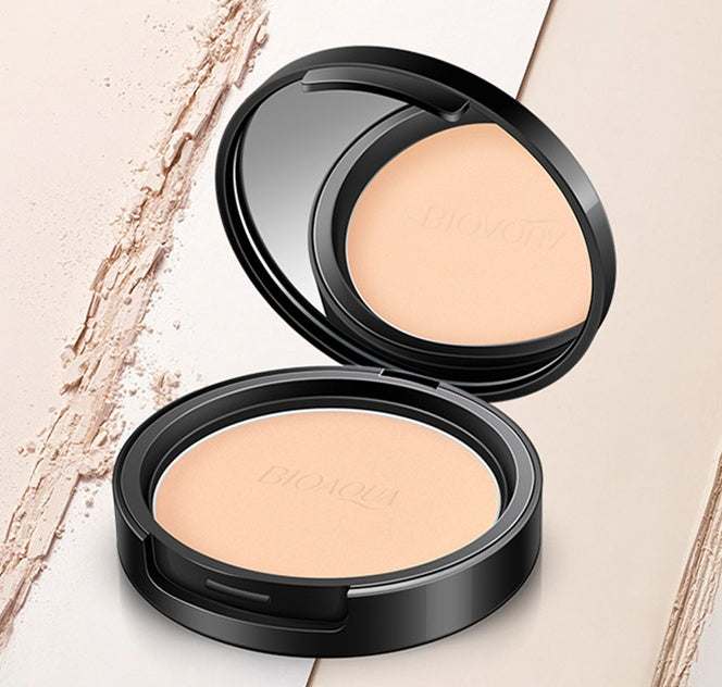 It Cosmetics Bye Bye Pores pressed powder compact with natural shade and mirror.