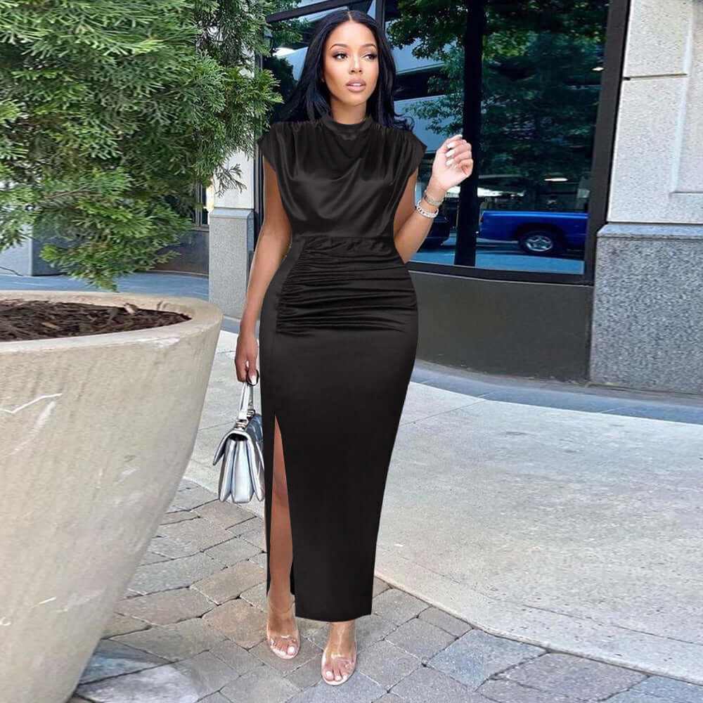Elegant black plus-size dress with side slit, perfect for summer fashion. Ideal for commuting and special occasions.