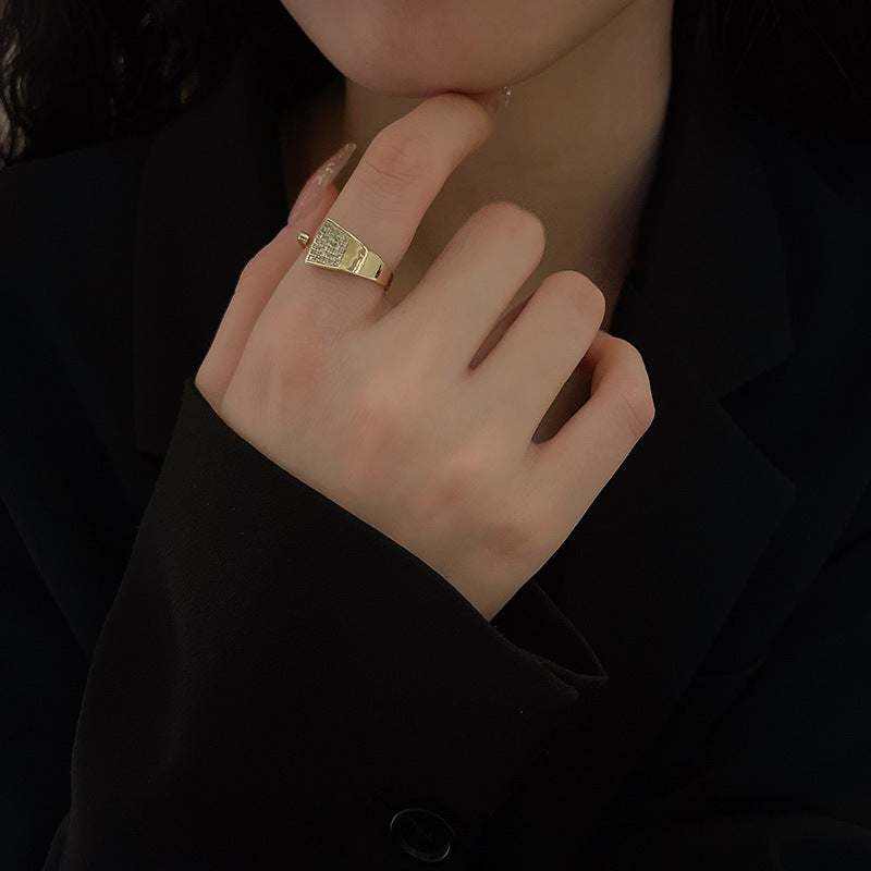 Light luxury adjustable gold index finger ring with geometric platinum inlaid gem on hand