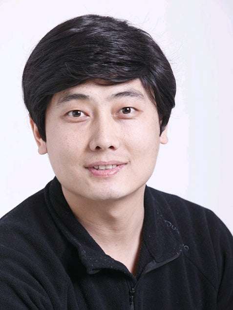 Natural Look Men's short real hair wig in natural black on model with natural skin tone
