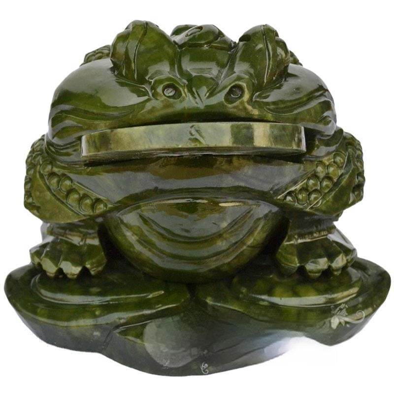 Green South Jade Toad Jewelry carved in traditional Chinese style