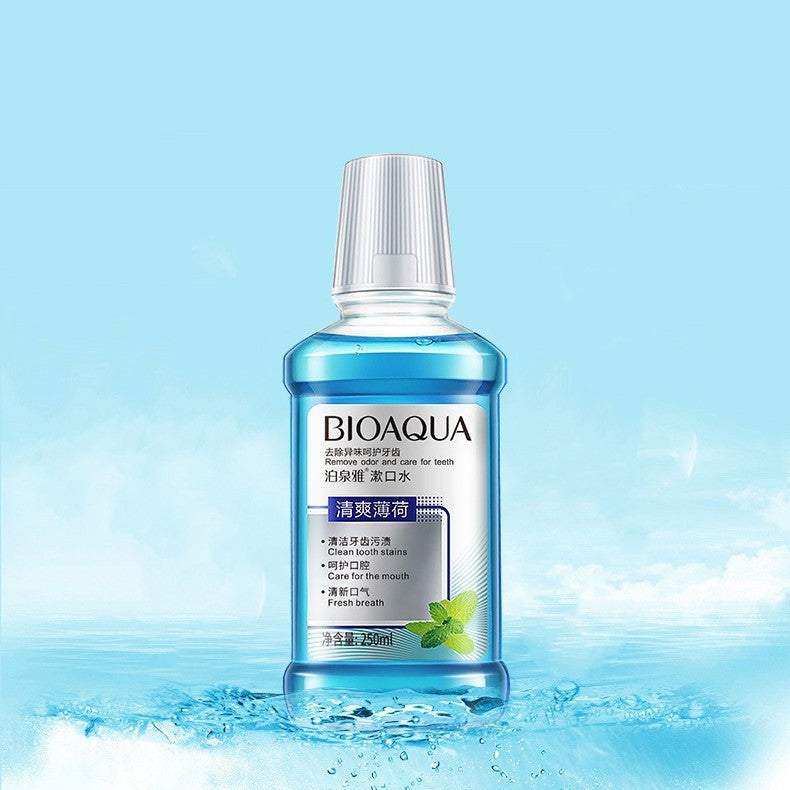 Quick Cleanse Pocket-Sized mouth freshener bottle with mint flavor and 250ml capacity on blue water background