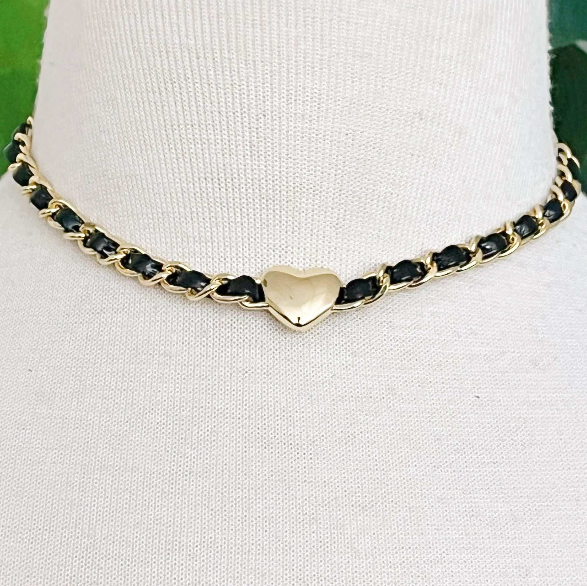 Edgy heart chain choker necklace featuring a gold heart pendant and black chain links, perfect for streetwear style.
