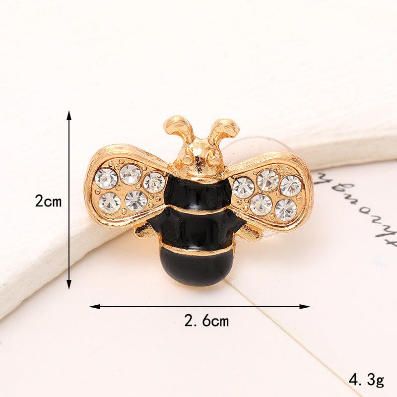 Adorn your shoes with a stylish bee ornament featuring gold accents and sparkling rhinestones.