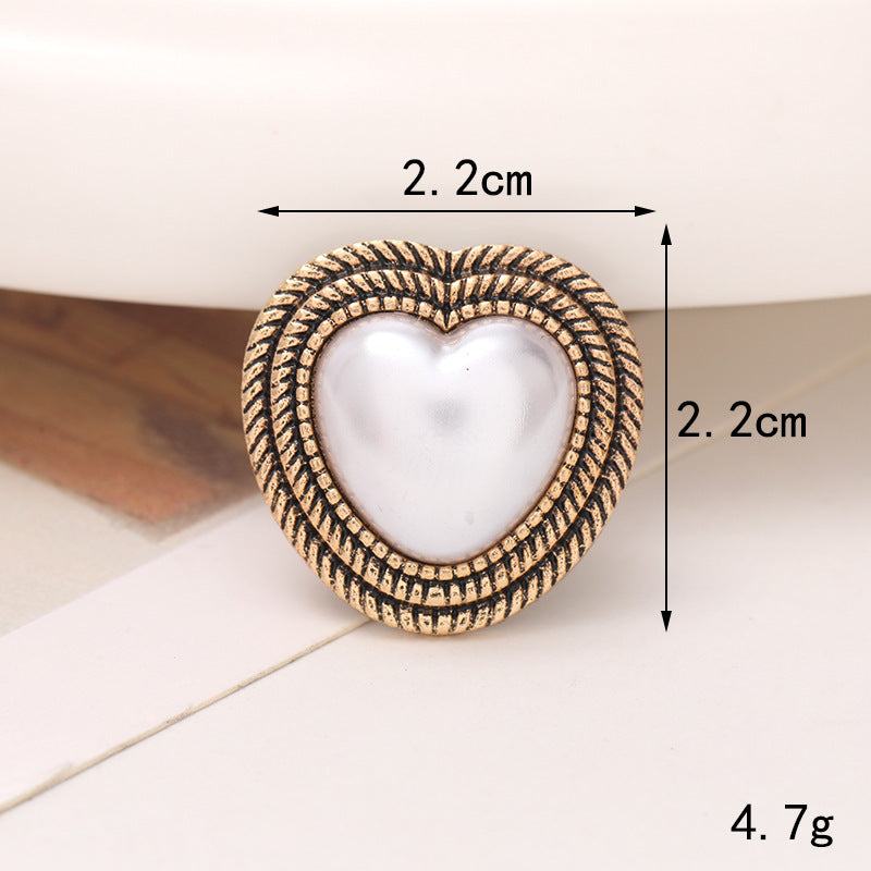 Heart-shaped pearl shoe ornament in gold trim, size 2.2 cm, perfect for footwear embellishment.