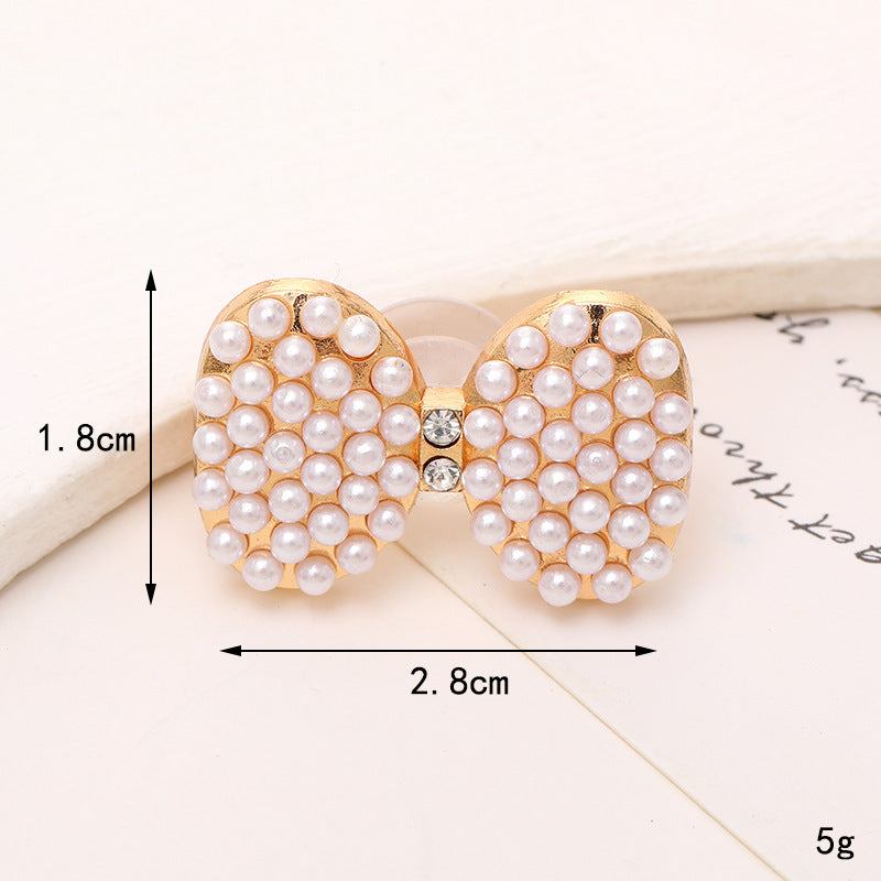Bright Pearl Flower Shoe Ornament featuring a bow design embellished with pearls and crystals, perfect for enhancing footwear.