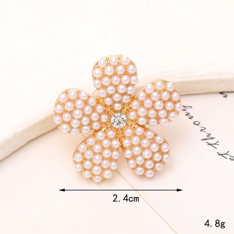 Bright Pearl Flower Shoe Ornament, a stunning gold-accented shoe embellishment with pearl and crystal details.