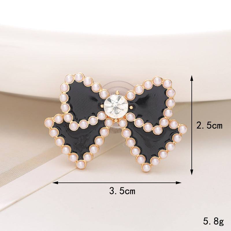Bright Pearl Flower Shoe Ornament featuring an elegant black bow embellished with pearls and a crystal center.