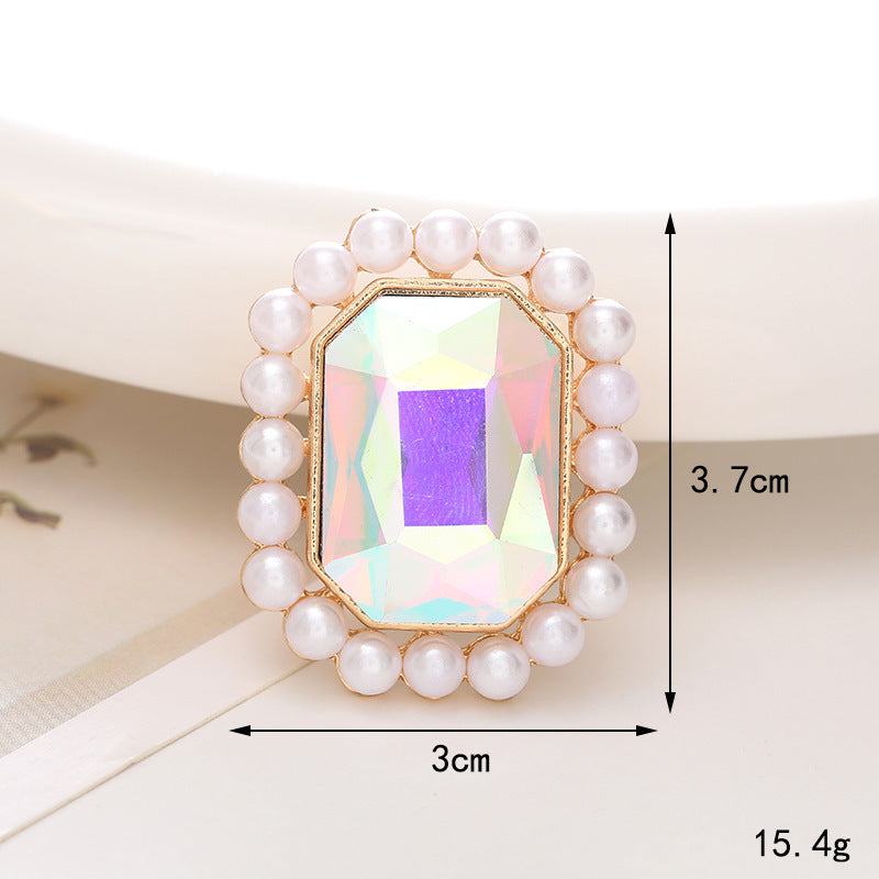 Bright Pearl Flower Shoe Ornament featuring a large crystal surrounded by pearl accents, perfect for enhancing any footwear.