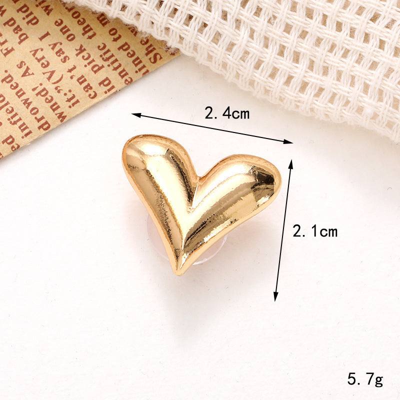 Gold heart-shaped shoe ornament with dimensions 2.4cm x 2.1cm, perfect for personalizing footwear.