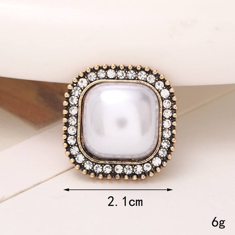 Bright Pearl Flower Shoe Ornament featuring a lustrous pearl surrounded by sparkling crystals, perfect for shoe embellishment.