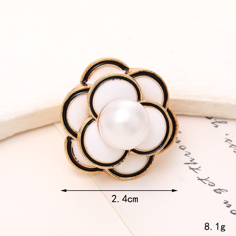 Bright Pearl Flower Shoe Ornament featuring white petals and a central pearl, ideal for enhancing footwear style.