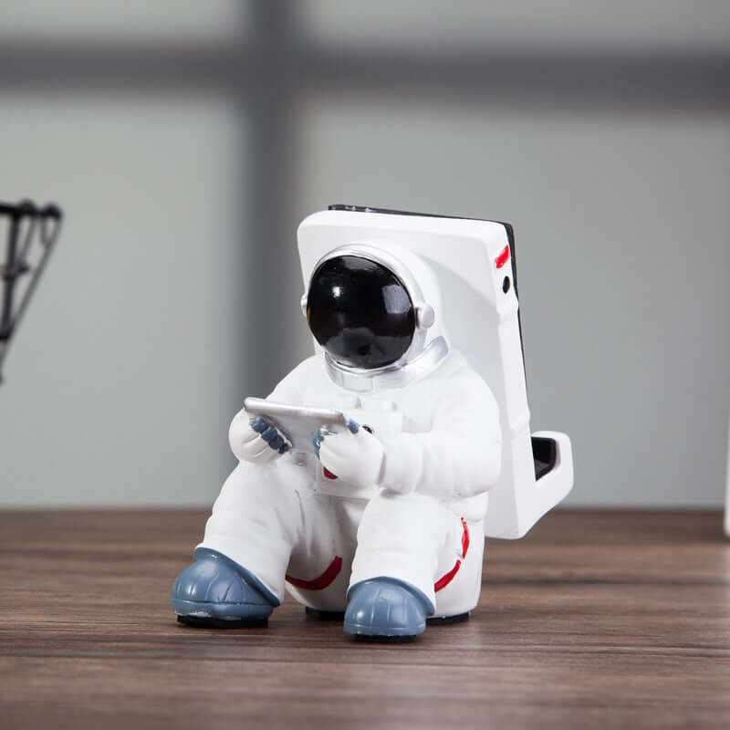 Cute astronaut phone stand holding a phone, perfect for students and stylish desktop decoration.
