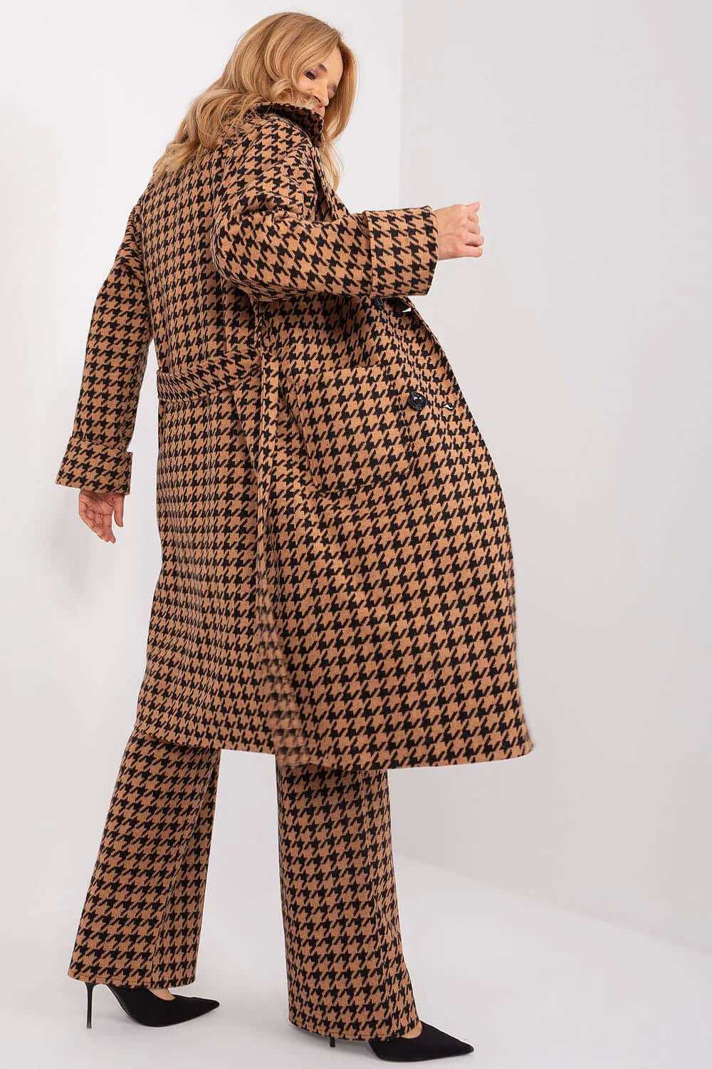 Elegant transitional coat in pepite pattern, over-the-knee length with tie belt, perfect for colder days.