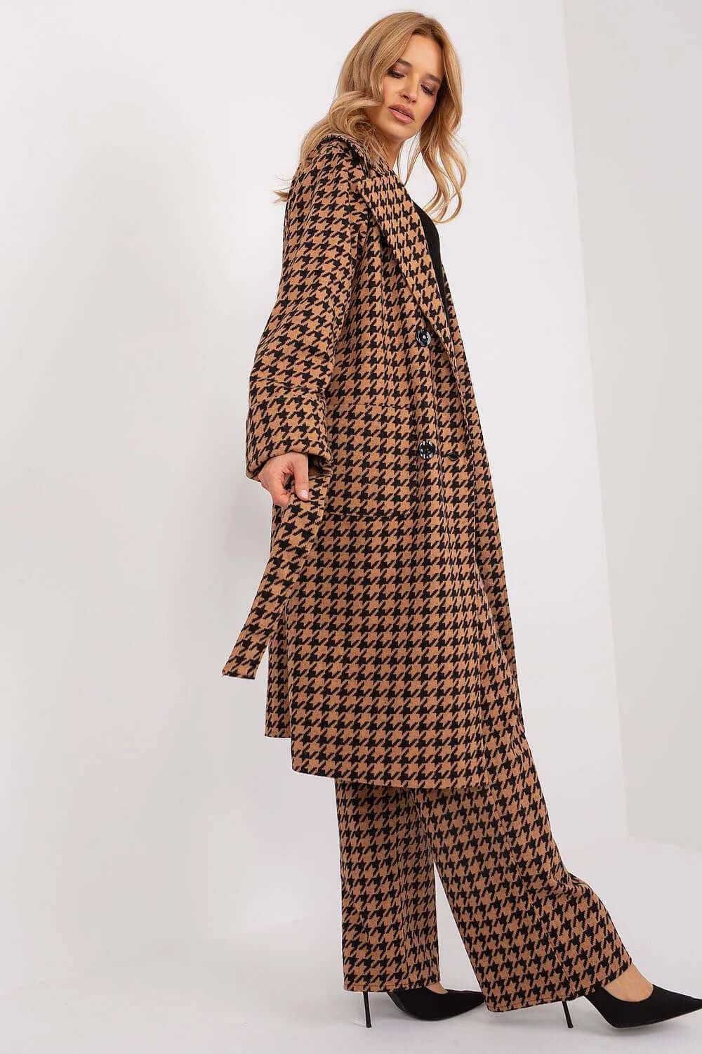 Elegant Lakerta coat in a stylish pepite pattern, perfect for colder days and stylish layered outfits.