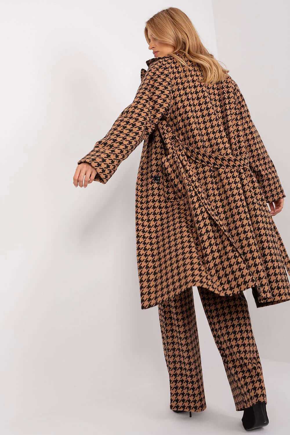 Elegant Lakerta coat in pepite pattern, over-the-knee length, perfect for chilly days, featuring a decorative tie belt.