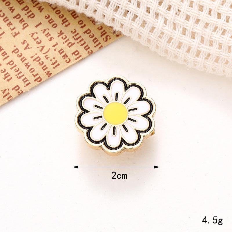 Bright Pearl Flower Shoe Ornament featuring a stylish daisy design with gold trim, perfect for shoe embellishments.