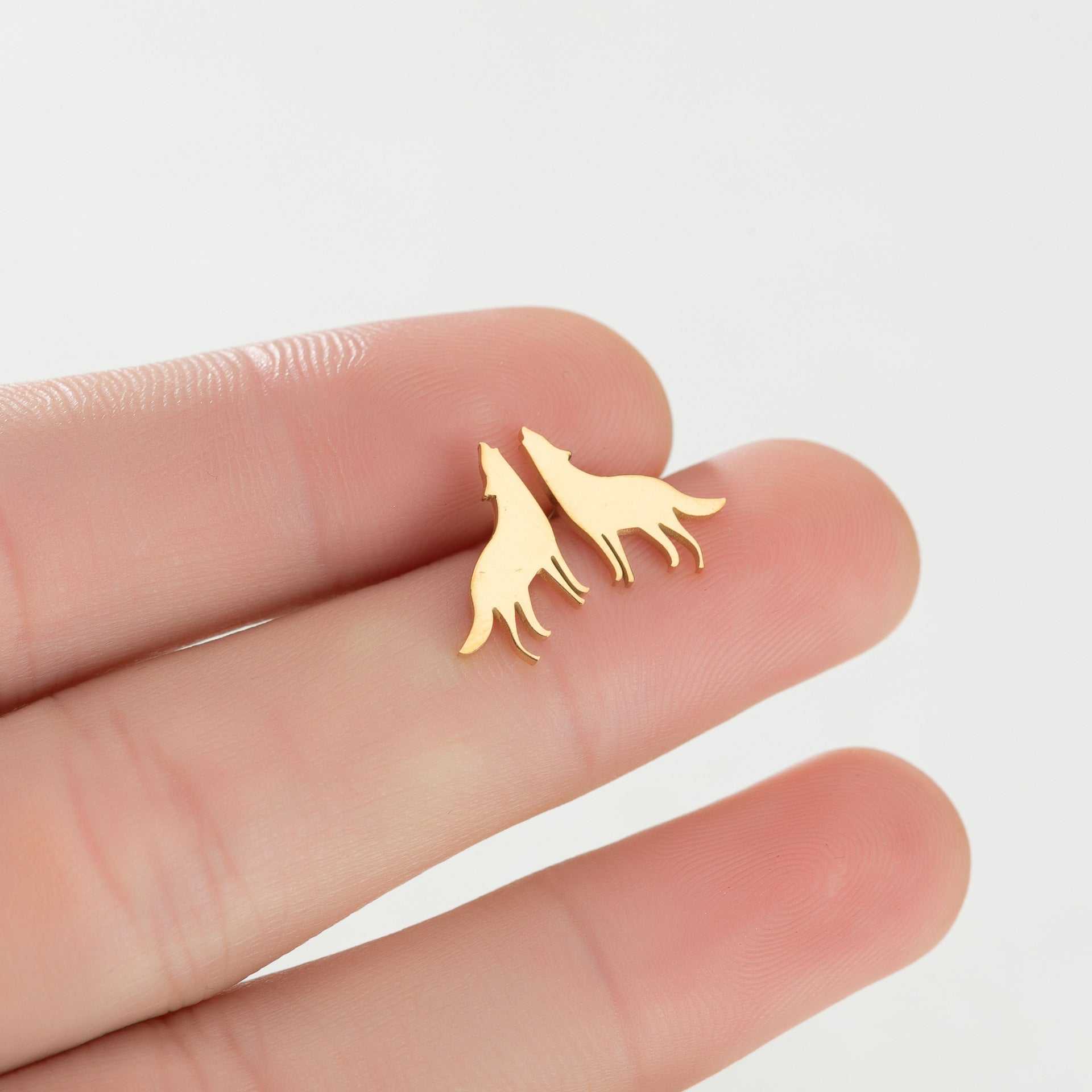 Female Japan and South Korea cute small gold animal ear studs on fingers