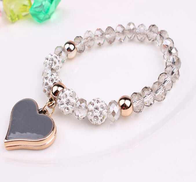 Elastic heart crystal bracelet featuring elegant clear beads and a heart-shaped charm for a touch of sophistication.