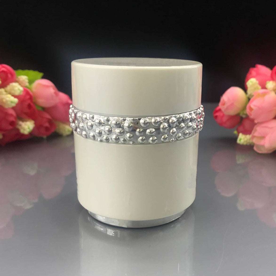 White sub-bottling jar with pearl-studded silver band for cosmetics High-grade Sub-bottling Pearl Set