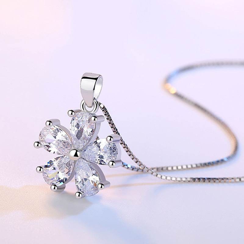 High-quality silver flower-shaped pendant necklace with white diamond and platinum plating for women