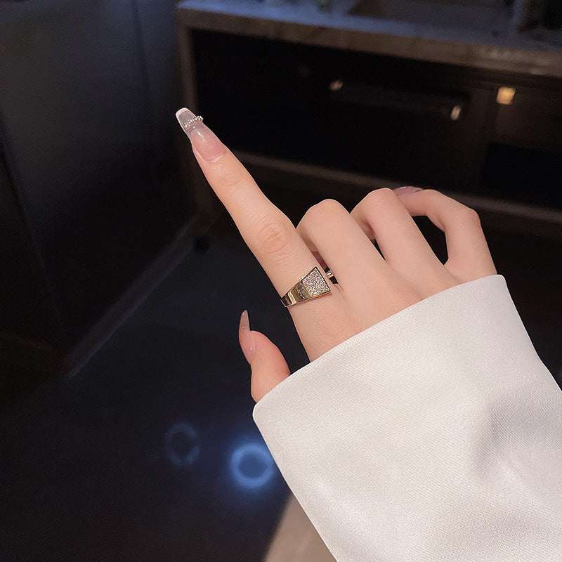 Light luxury adjustable geometric gold index finger ring with platinum inlay on hand