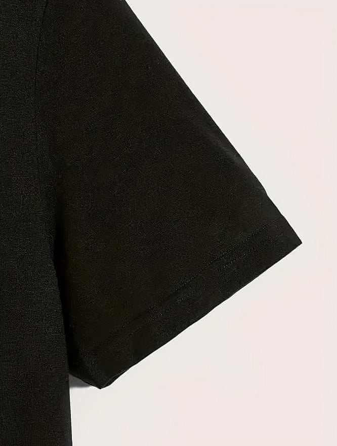 Men's printed short-sleeved T-shirt black polyester spandex fabric close-up sleeve view