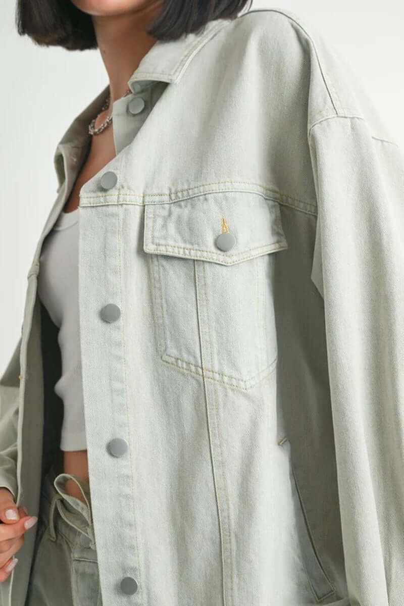 Oversized denim jacket in light wash, featuring front pockets and a relaxed fit, made of 100% cotton.