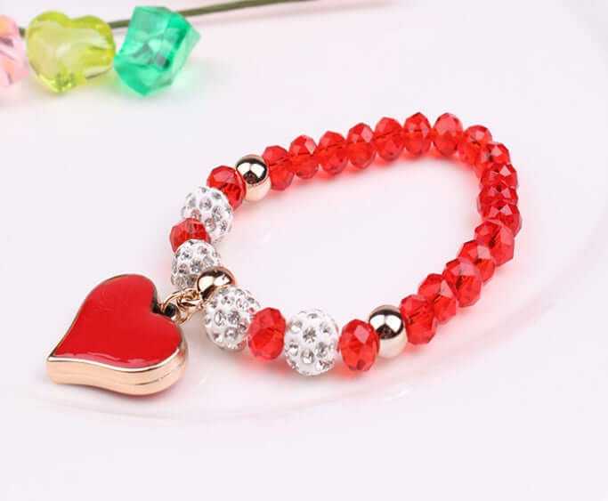 Elastic heart crystal bracelet with red beads and sparkling accents, perfect for elegant accessories.