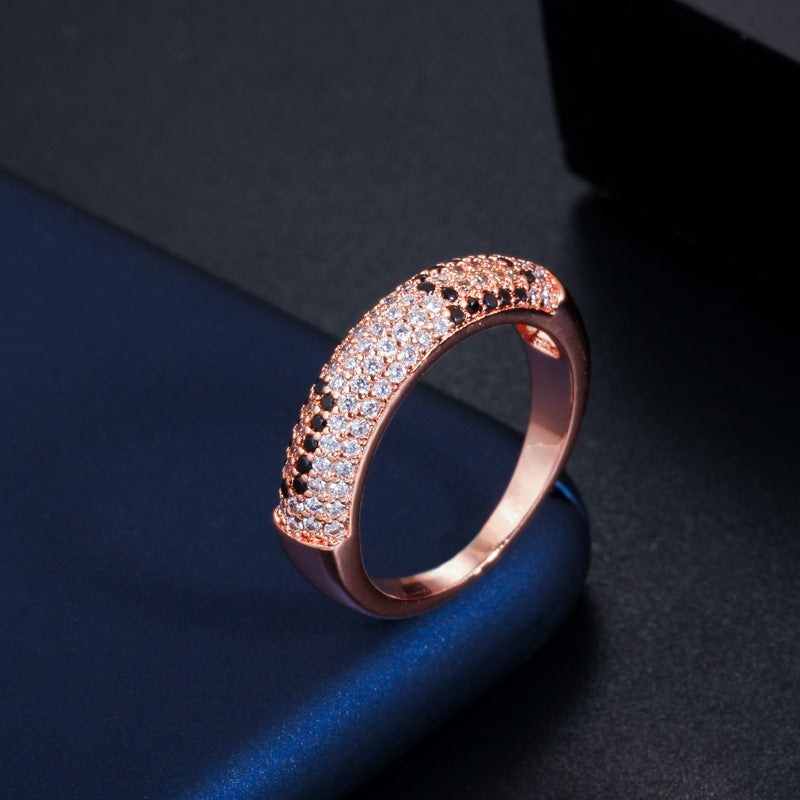 Rose gold sparkling rhinestone zircon fashion ring with black and white stones
