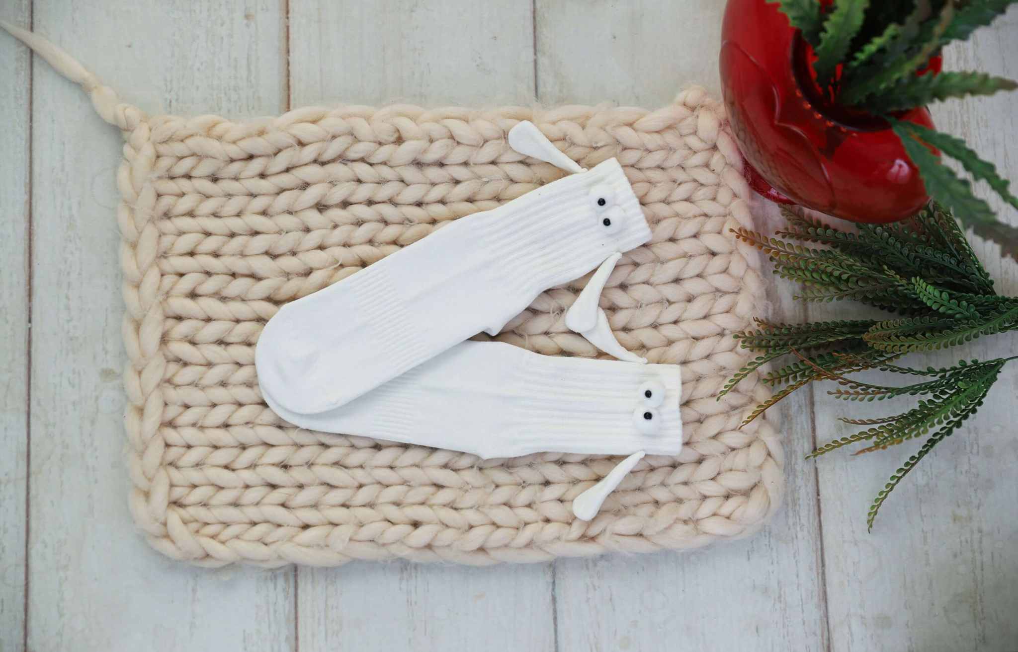 White Magnetic Couple Socks with Holding Hands – 1 Pair, Soft Cotton, Romantic Valentine’S Gift, Unisex, Shoe Size 5-10