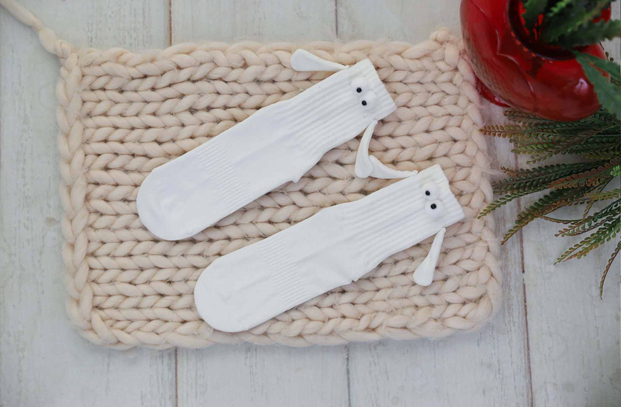 White Magnetic Couple Socks with Holding Hands – 1 Pair, Soft Cotton, Romantic Valentine’S Gift, Unisex, Shoe Size 5-10