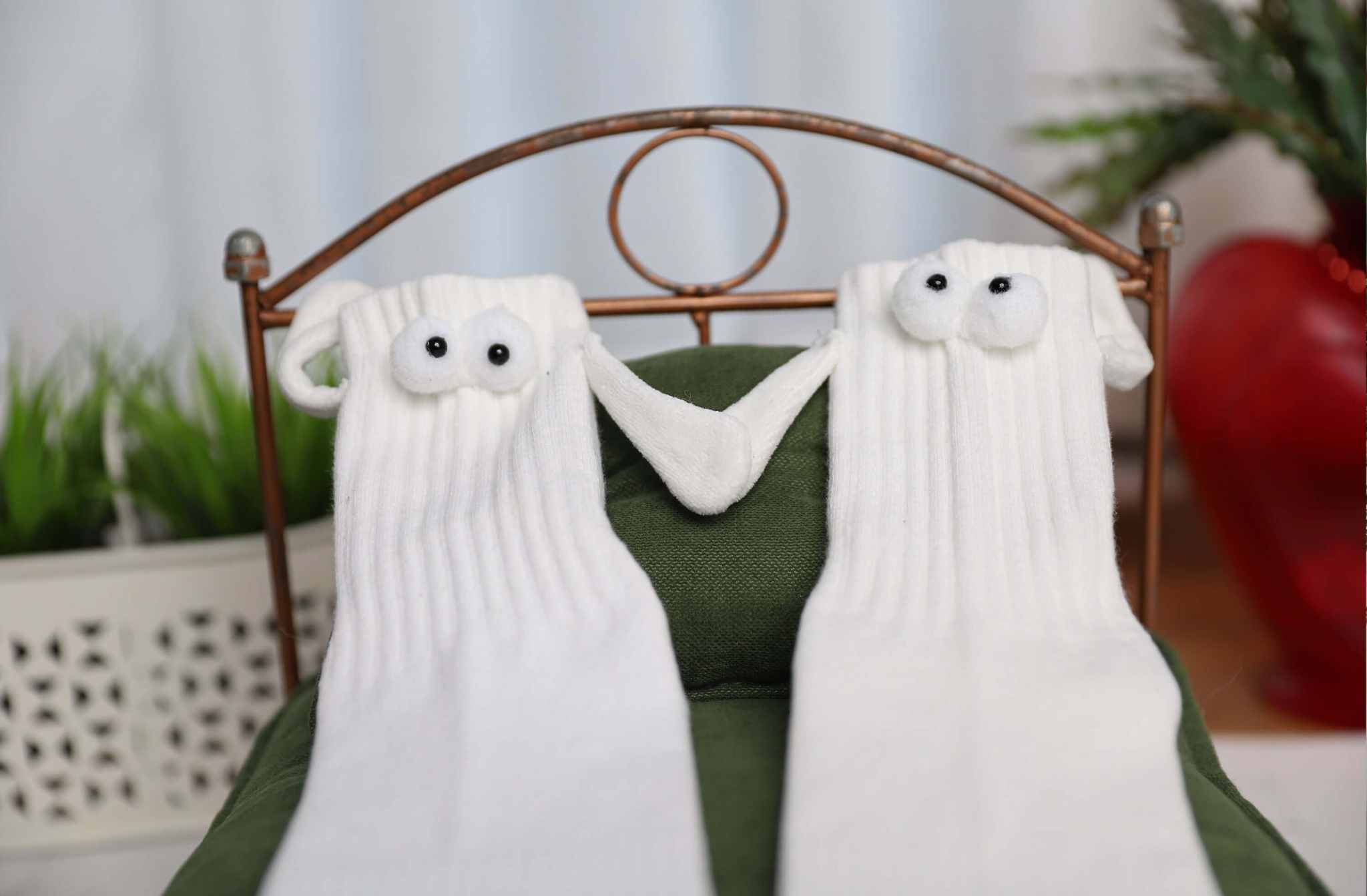 White Magnetic Couple Socks with Holding Hands – 1 Pair, Soft Cotton, Romantic Valentine’S Gift, Unisex, Shoe Size 5-10
