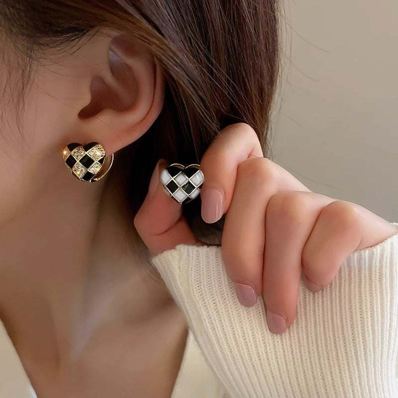 Heart-shaped plaid stud earrings in black and white, copper with electroplated finish, casual women's fashion accessory