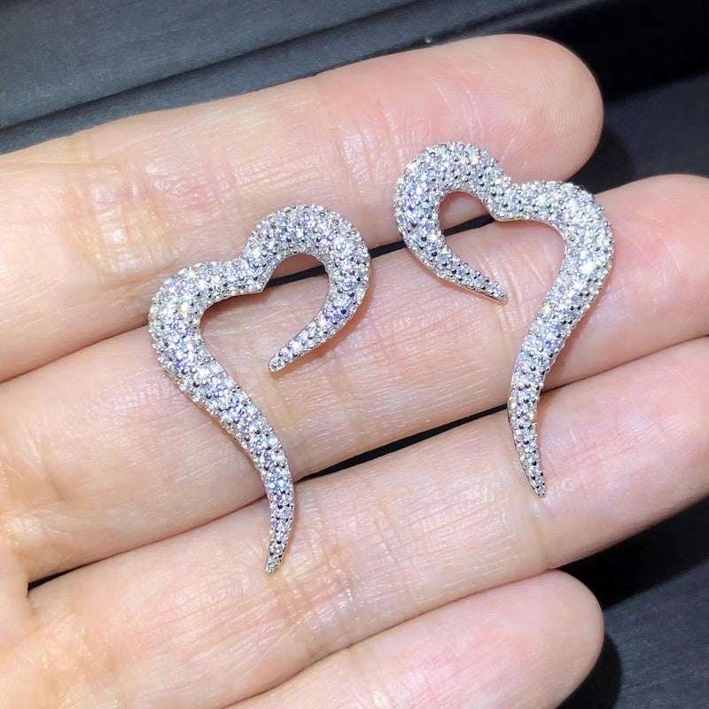 Heart-shaped zircon stud earrings in white gold tone for women, shiny copper material fashion jewelry